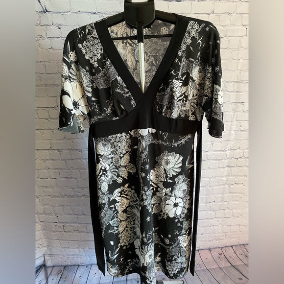 Tailor B. Moss Dresses & Skirts - Tailor B. Moss Black and White Floral Dress